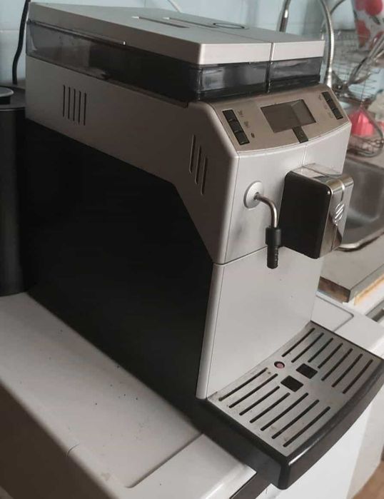 Продавам кафе автомат Saeco Lirika Plus