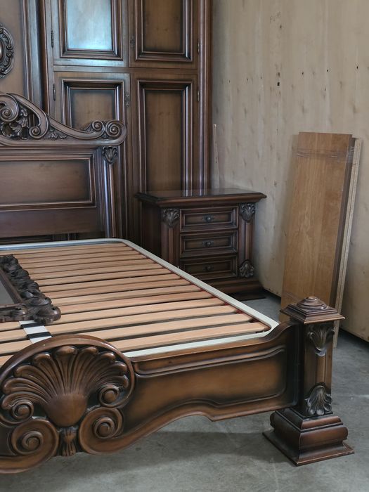 Dormitor complet lemn masiv Pat noptiere 1comoda șifonier