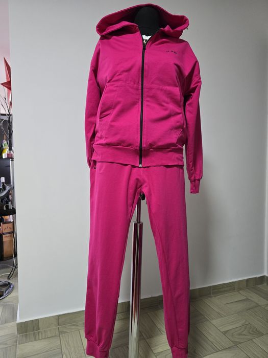 Trening dama fucsia, model cu hanorac cu gluga , buzunare laterale