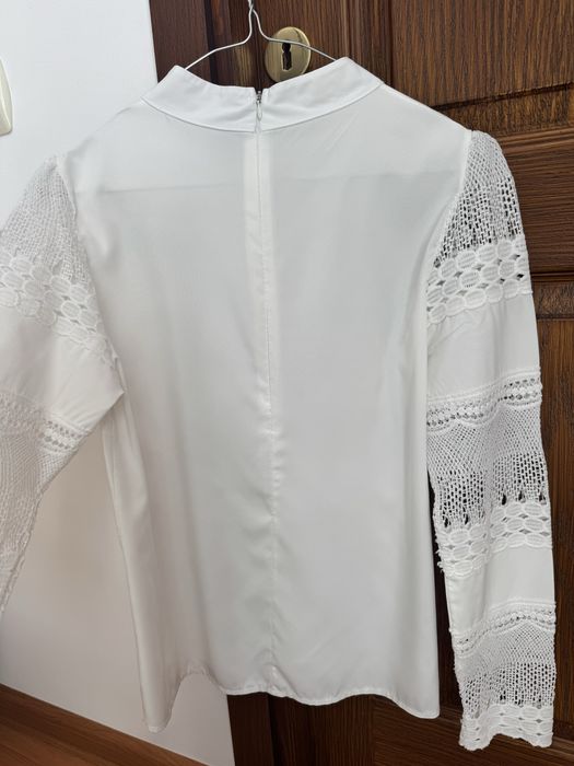 Bluza de dama alba cu insertii de dantela si broderie