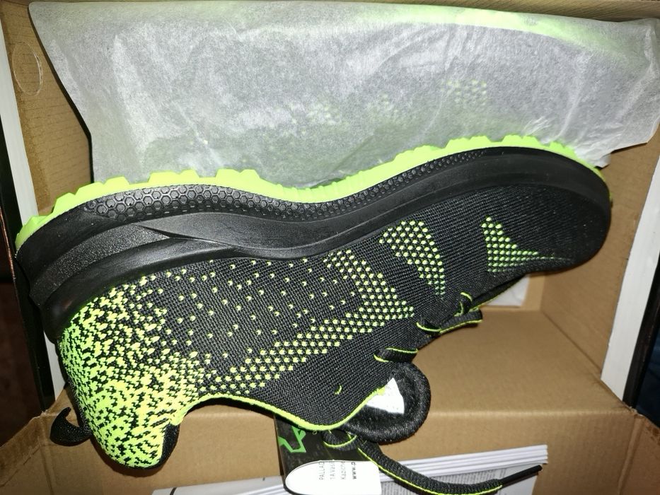 Продавам работни обувки със бомбе