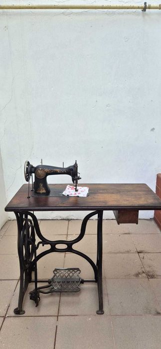 Masina de cusut Singer - Functioneaza, in stare buna