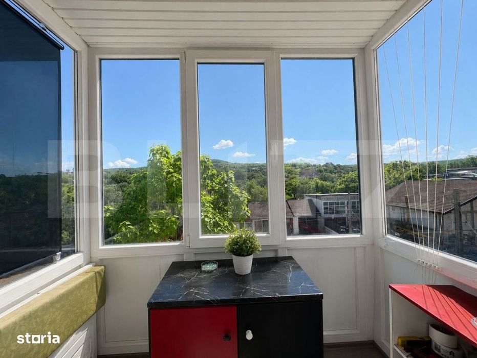 Apartament 2 camere, semidecomandat, cu balcon, etaj 3/4