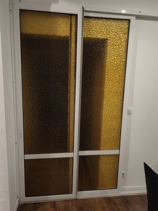 Плъзгаща алуминиева врата