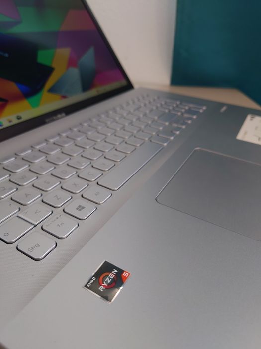 Asus Vivibook 17. Ryzen 5.. SSD + 1 Tera.. 17,3 inch