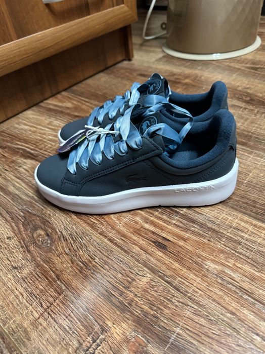 Кроссовки от фирмы Lacoste