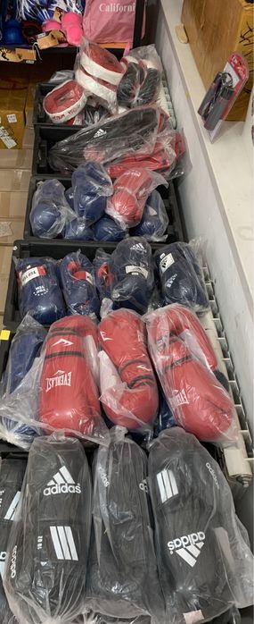 Боксерские перчатки.