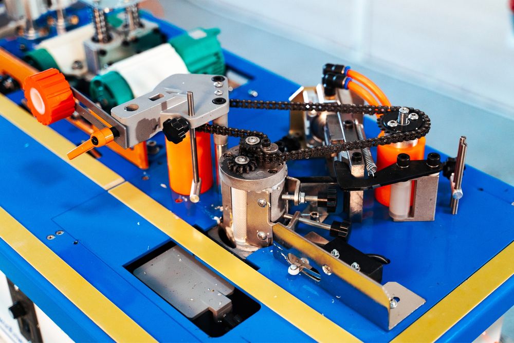 Кромкооблицовочный станок со снятием свесов и торцовкой DM-110