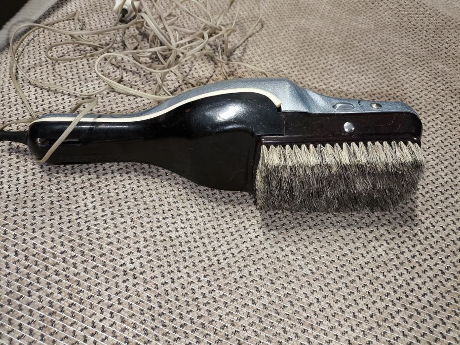 Пылесос щётка электрическая.