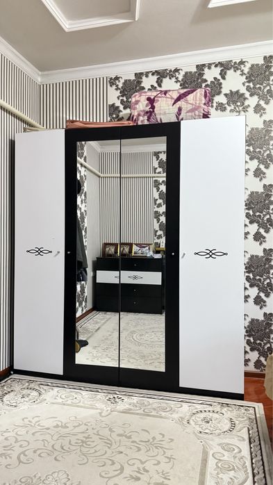 Стол и стулья, ковер.