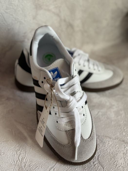 Кроссовки женские