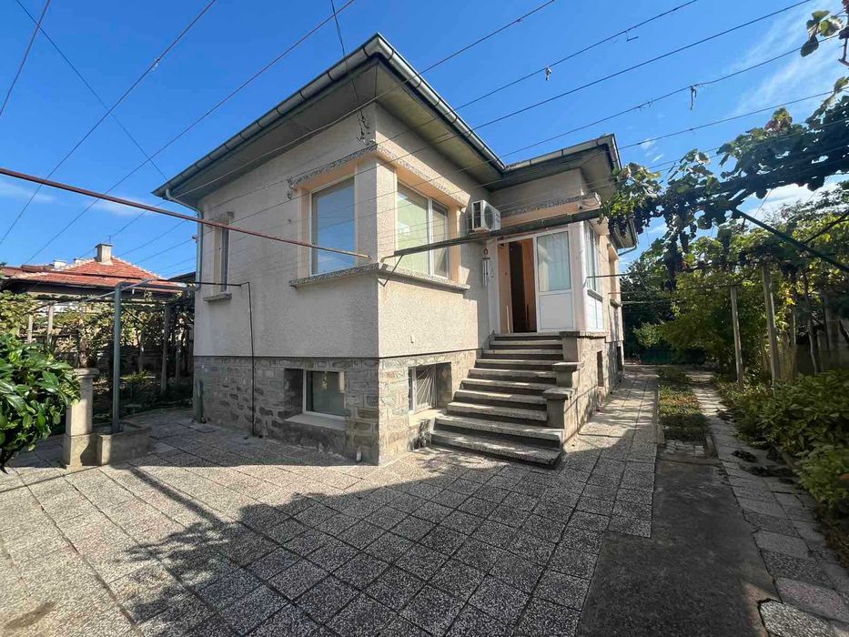 Къща с двор 432 кв.м. северно от парк „Розариум“, Казанлък