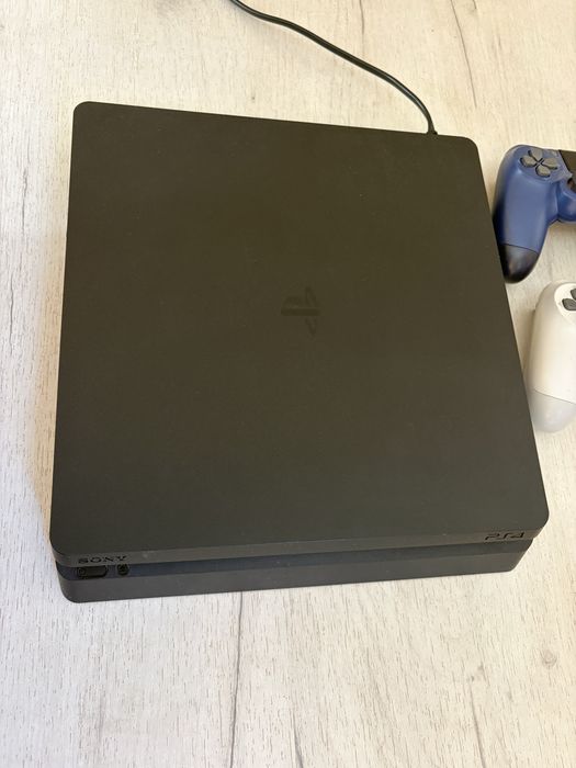 PS4 Slim 500GB + 2 джойстика + 5 игри – Отличен