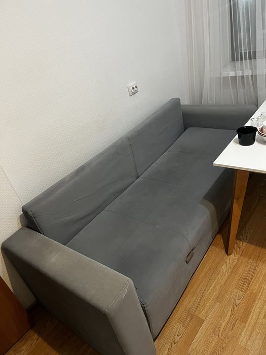 Диван целый отдам даром