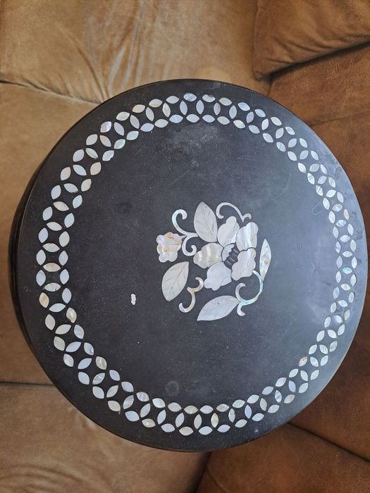 Черна азиатска антикварна маса за всекидневна с релефна сцена.