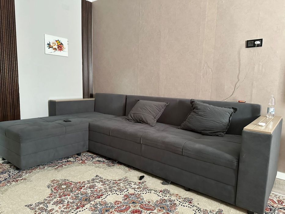 Диван, стол со стульями