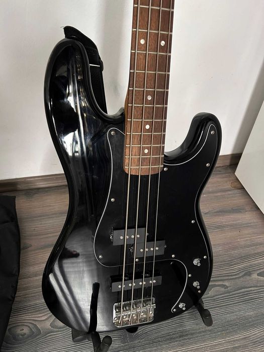 Chitara bass Squier Affinity PJ negru + acordor digital + cablu, husa si suport