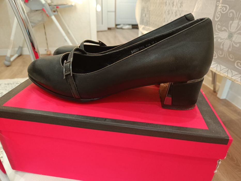 Продам туфли 42 размер