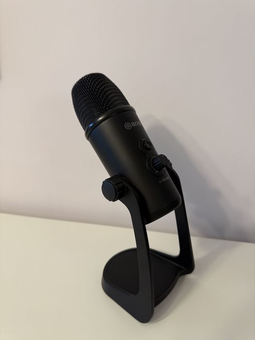 Микрофон Boya BY-PM700 и слушалки за аудиообработка