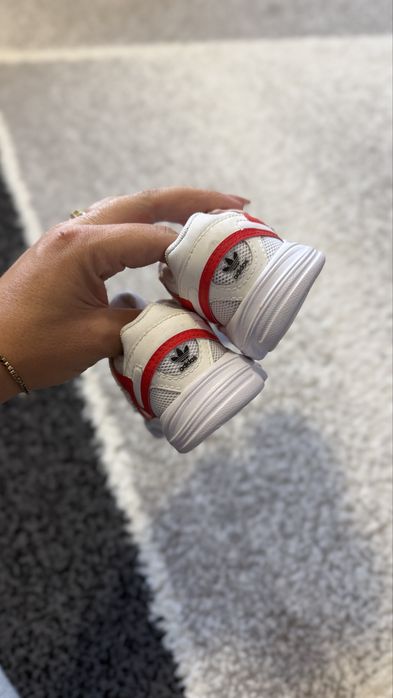 Adidasi adidas de fete