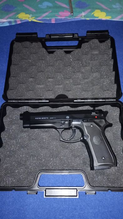 Pistol airsoft beretta cu  bile și valiza