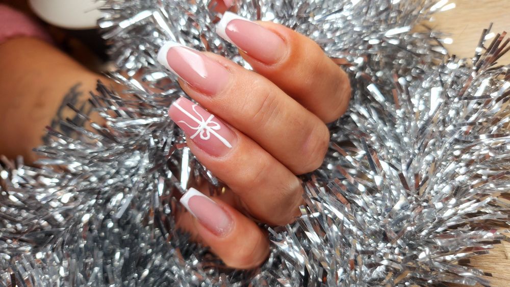 Unghiuțe cu gel manichiura