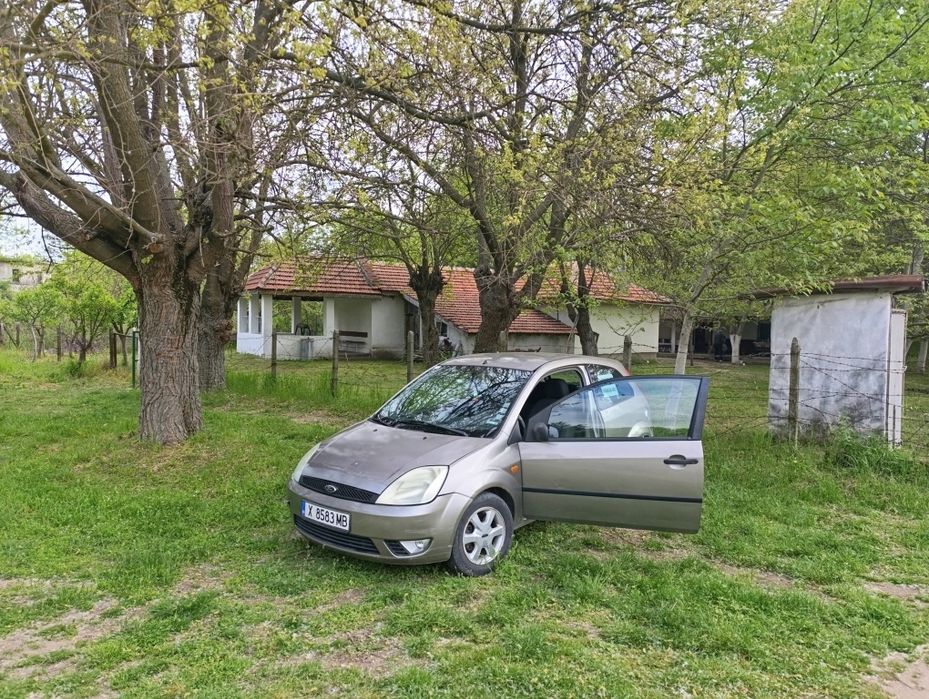 Продавам Форд Фиеста