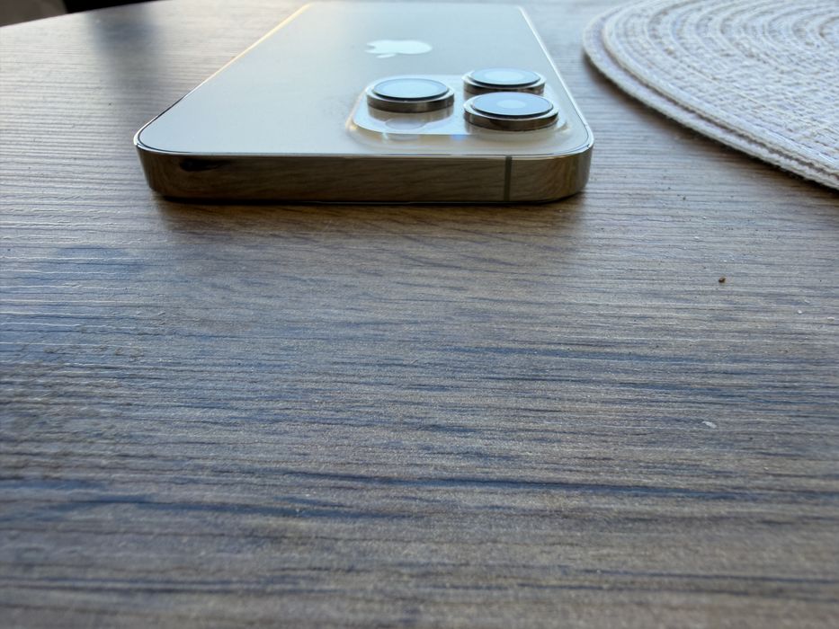 Продавам iphone 14 pro max  бял