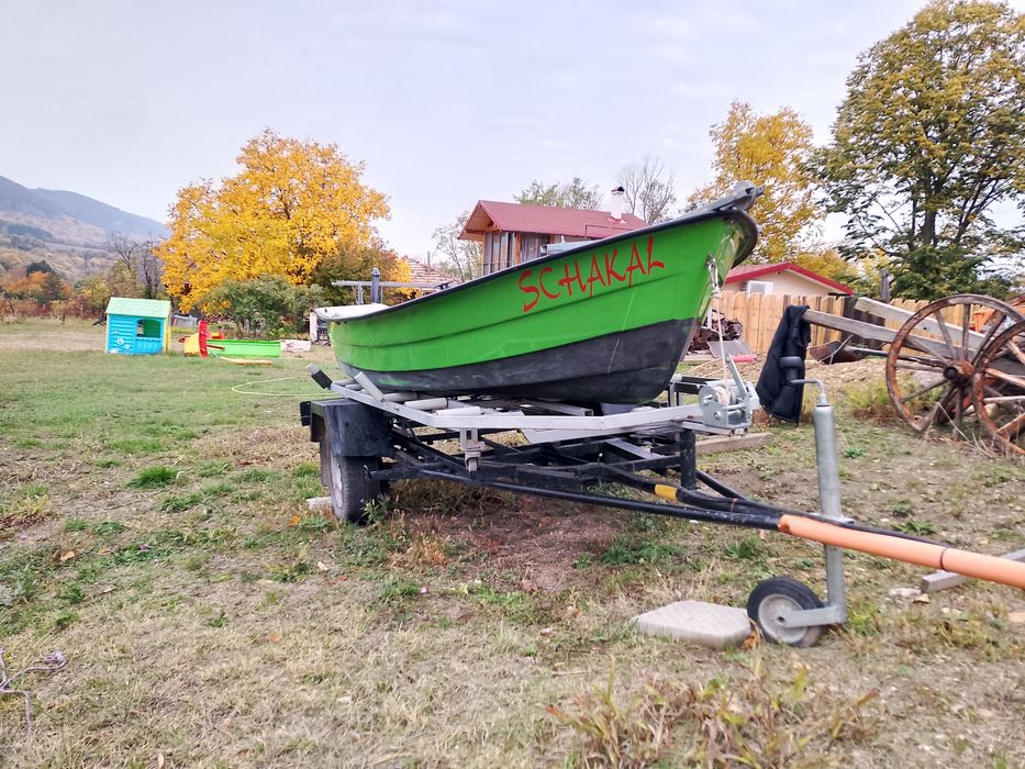 Лодка с колесар-регистриран