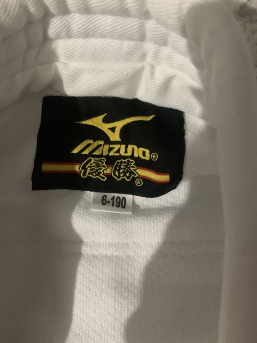 Mizuno brendi mansub dyuzdo kyimi yangi holatii rangi oq