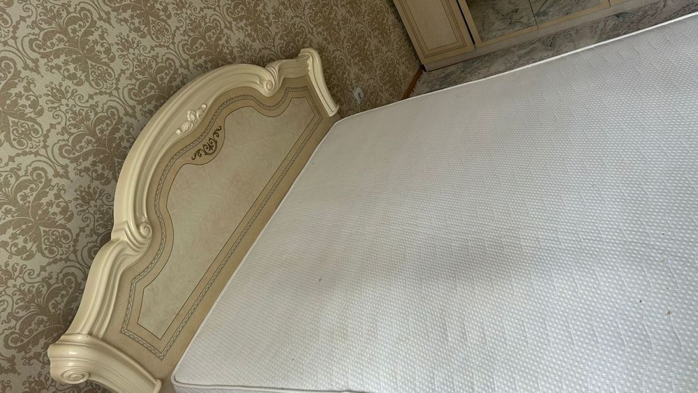 Продам двуспальную кровать.