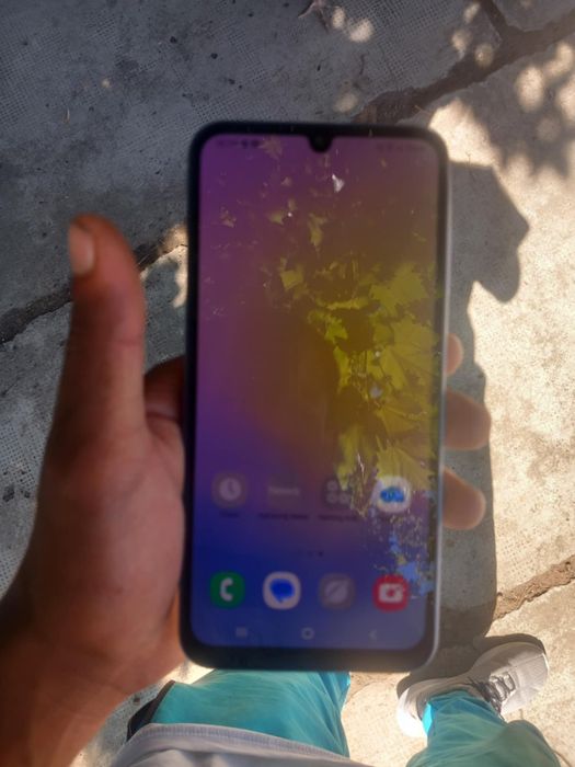 Am samsung galaxy A25 5 GB este aproape nou utilizat 2 luni nu are nici o defecțiune  pe marginea se poate afla arsura de țigare mica dar nu afectează
