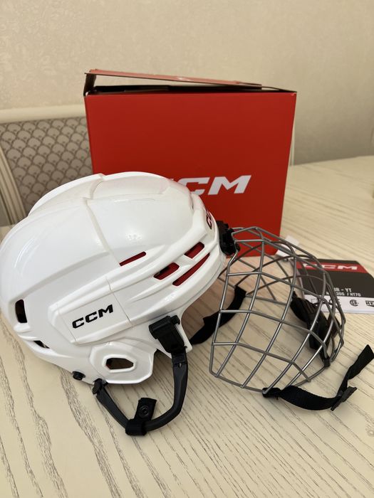 Шлем хоккейный