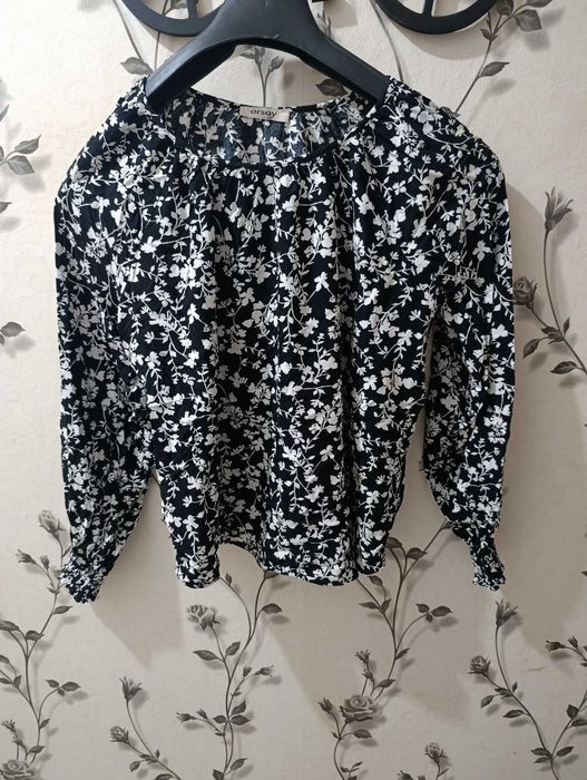 Продавам ризи S/M размер