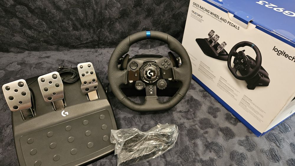 Vând volan Logitech G923 TRUEFORCE