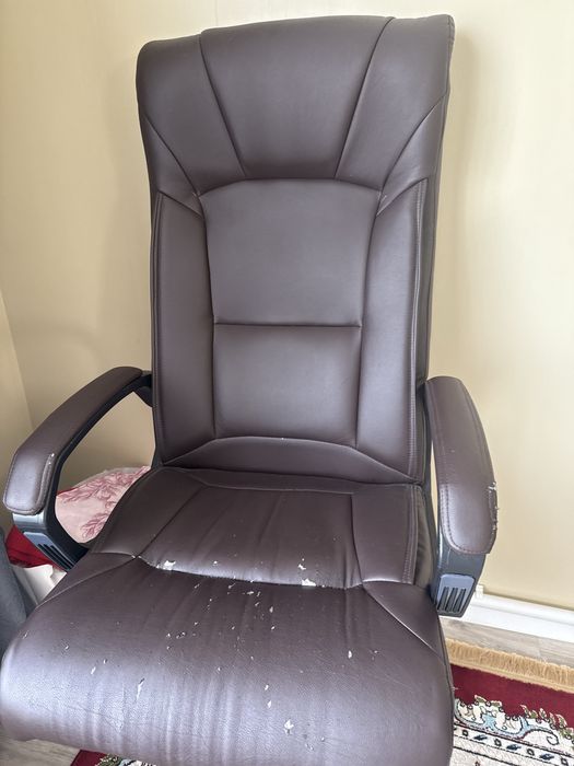 Продается офисное кресло кожаное