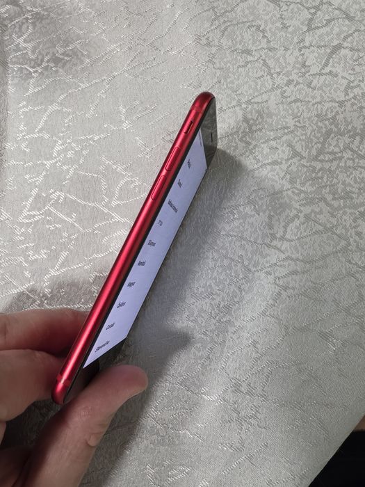 Продавам iPhone SE 2020 с 64GB