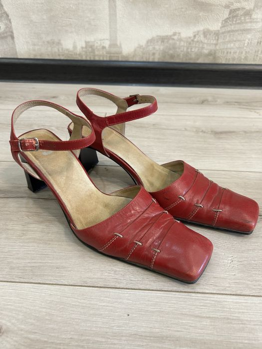 Босоножки, туфли продаются