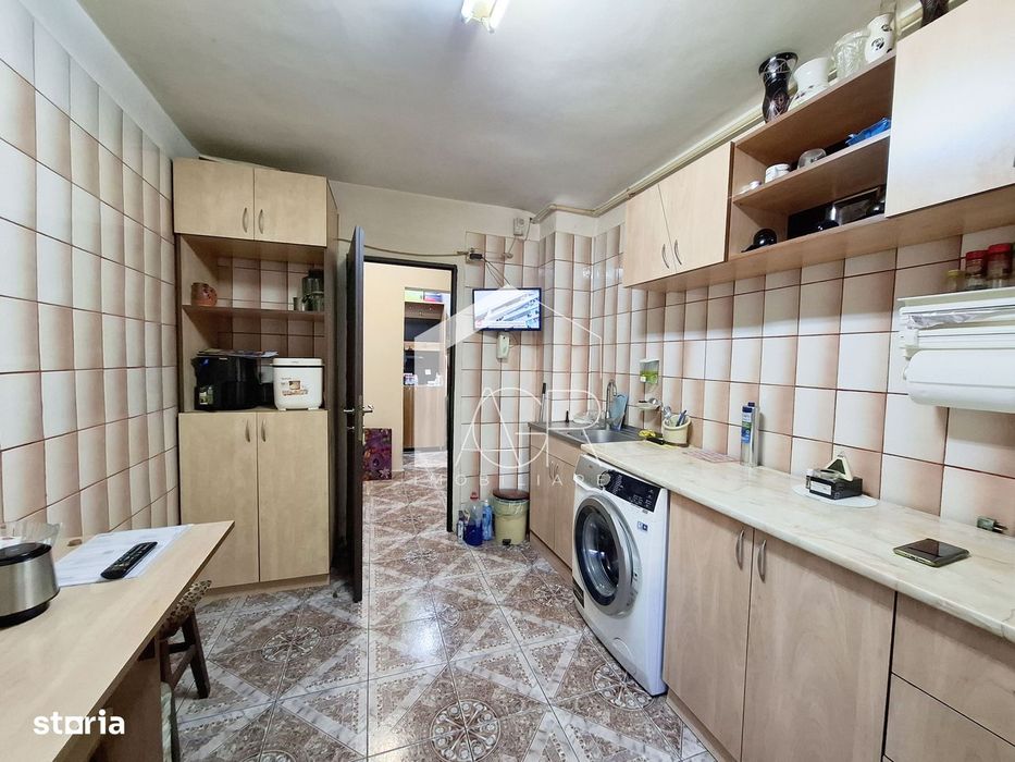 Apartament cu 3 camere, decomandat, zona Vest