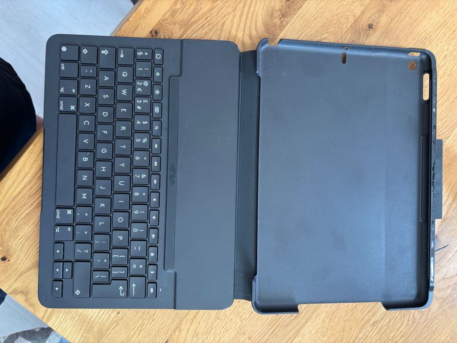 iPad 8th generation 128GB Apple Pencil & Logitech keyboard