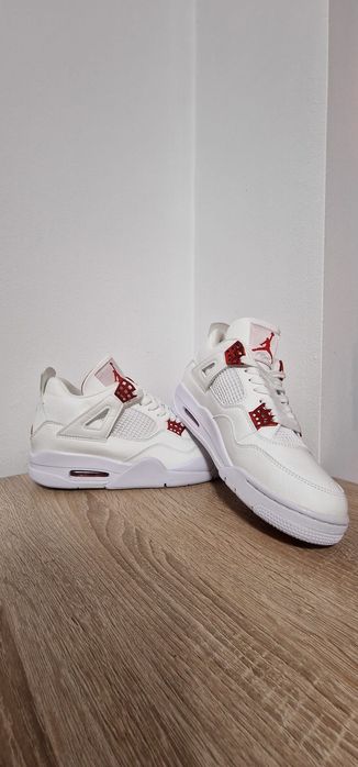 Jordan Retro 4 metalic red
