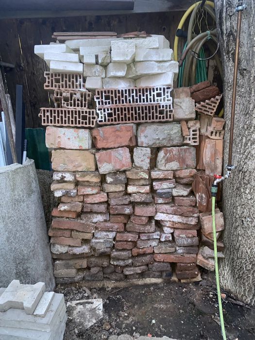 Donez toate aceste cărămizi