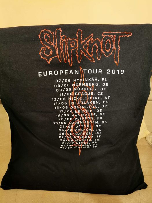 Продавам две тениски и зимна шапка на Slipknot