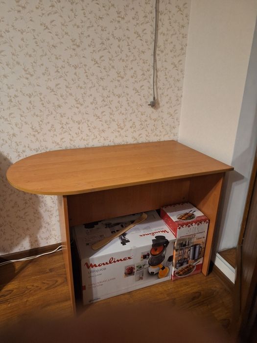 Стол для чтение или кухни