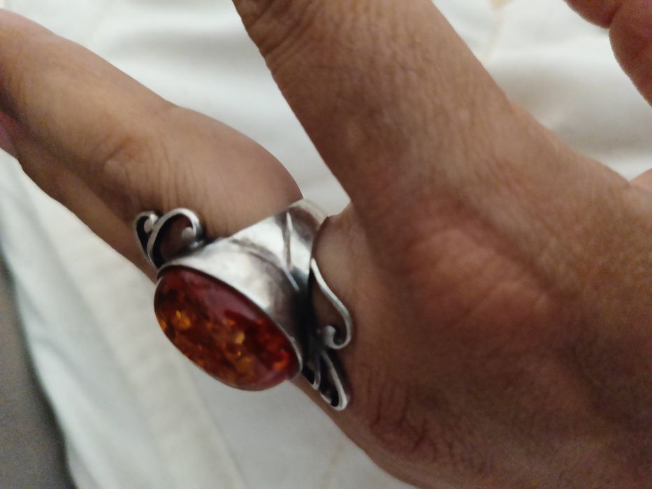 Серебрянное кольцо с янтерем