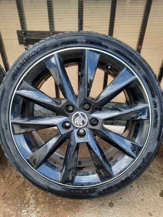 Jenți Skoda Rapid R17 distantă prezoane 100mm Dau cauciuc de 45 si de 40 cum se văd în poze.