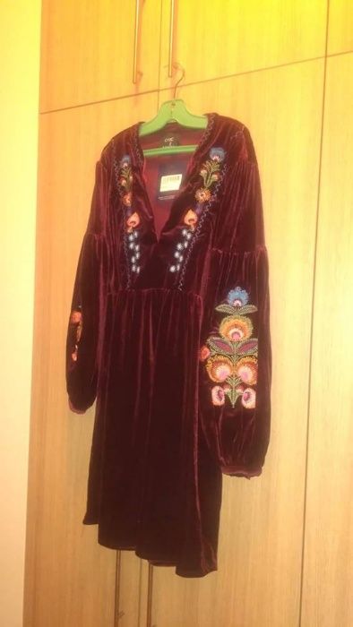 нова кадифена рокля с бродерия
