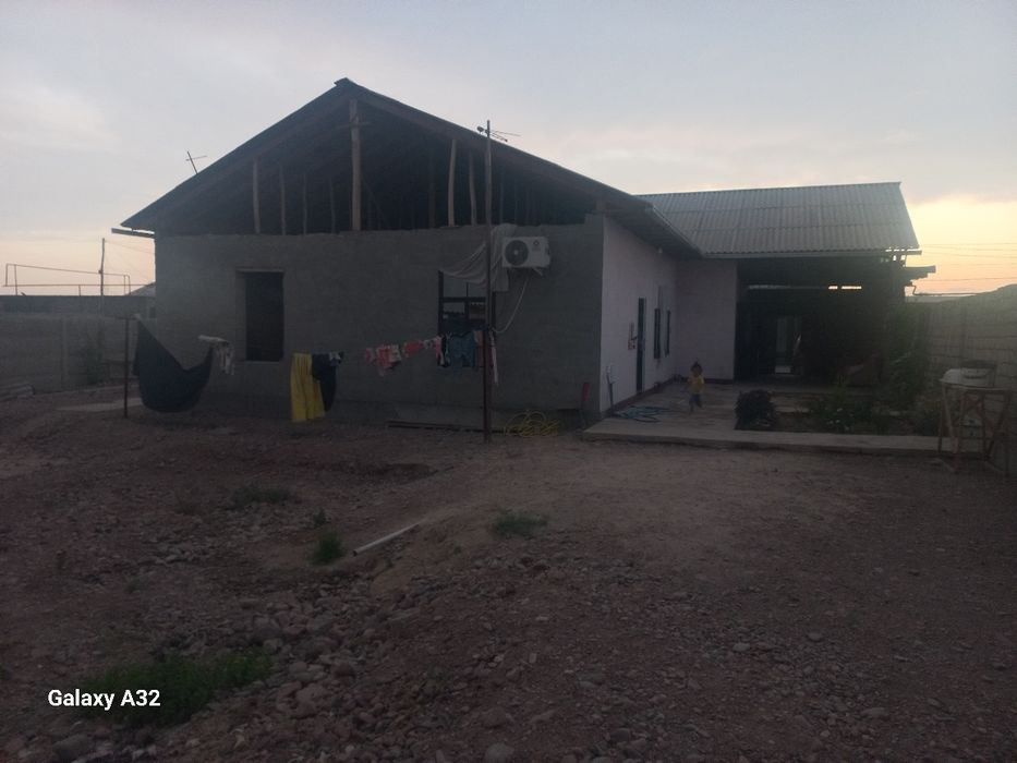 Yangi uchaska 2 oylaga muljallangan 2 darvoza 8 ta xona sharoyit bor