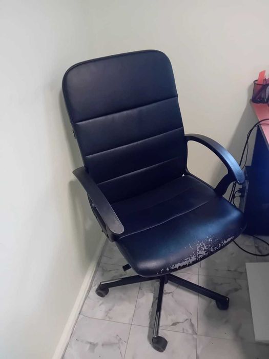 Офис стол, въртящ се и шкафче