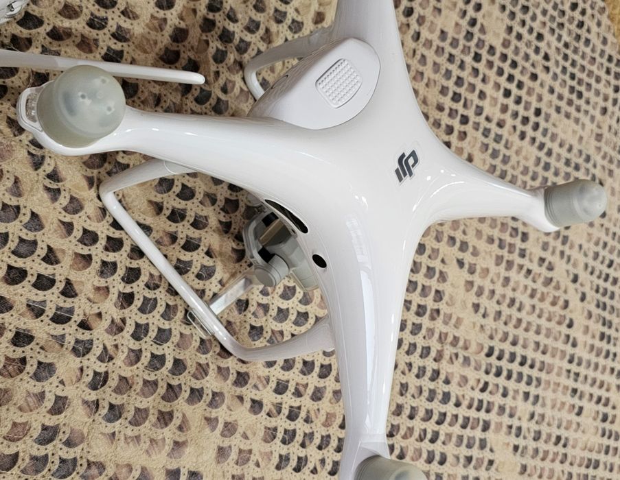 Квадрокоптер DJI Phantom 4 Pro